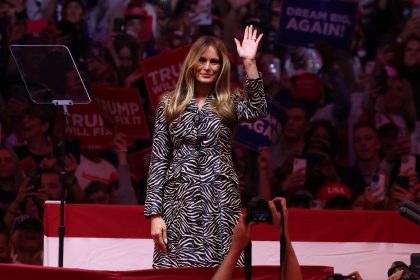 Fotografía de archivo fechada el 27 de octubre de 2024 de la exprimera dama Melania Trump saludando a la audiencia durante un mitin celebrado en favor del expresidente estadounidense y candidato presidencial republicano Donald Trump, en el Madison Square Garden de Nueva York (EE.UU.). EFE/EPA/SARAH YENESEL