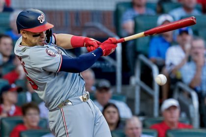 Fotografía de archivo del primera base Joey Menses, quien este viernes ha anunciado un acuerdo de Liga menor con los mets, una apuesta del mexicano para regresar por la puerta grande a las Grandes Ligas. EFE/EPA/ERIK S. LESSER