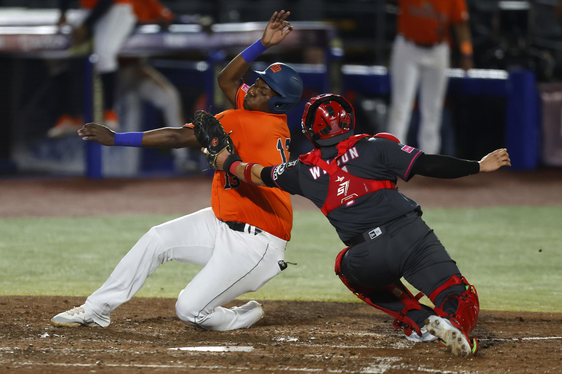 Juremi Profar (i) de Países Bajos se barre en home ante Alexis Wilson de México este miércoles, durante un juego del Premier 12 de la Confederación Mundial de Béisbol y Sóftbol (WBSC), entre México y Países Bajos, en el Estadio Panamericano de Béisbol, en Guadalajara (México). EFE/ Francisco Guasco
