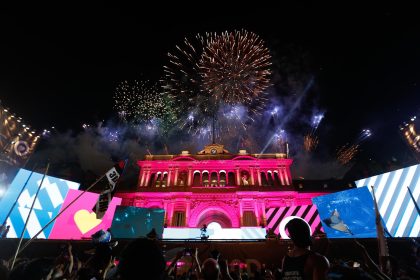 Fotografía de archivo fechada el 10 de diciembre del 2019 de la Casa Rosada, en la Plaza de Mayo, tras la llegada del Presidente Alberto Fernández, en Buenos Aires (Argentina). EFE/ Juan Ignacio Roncoroni