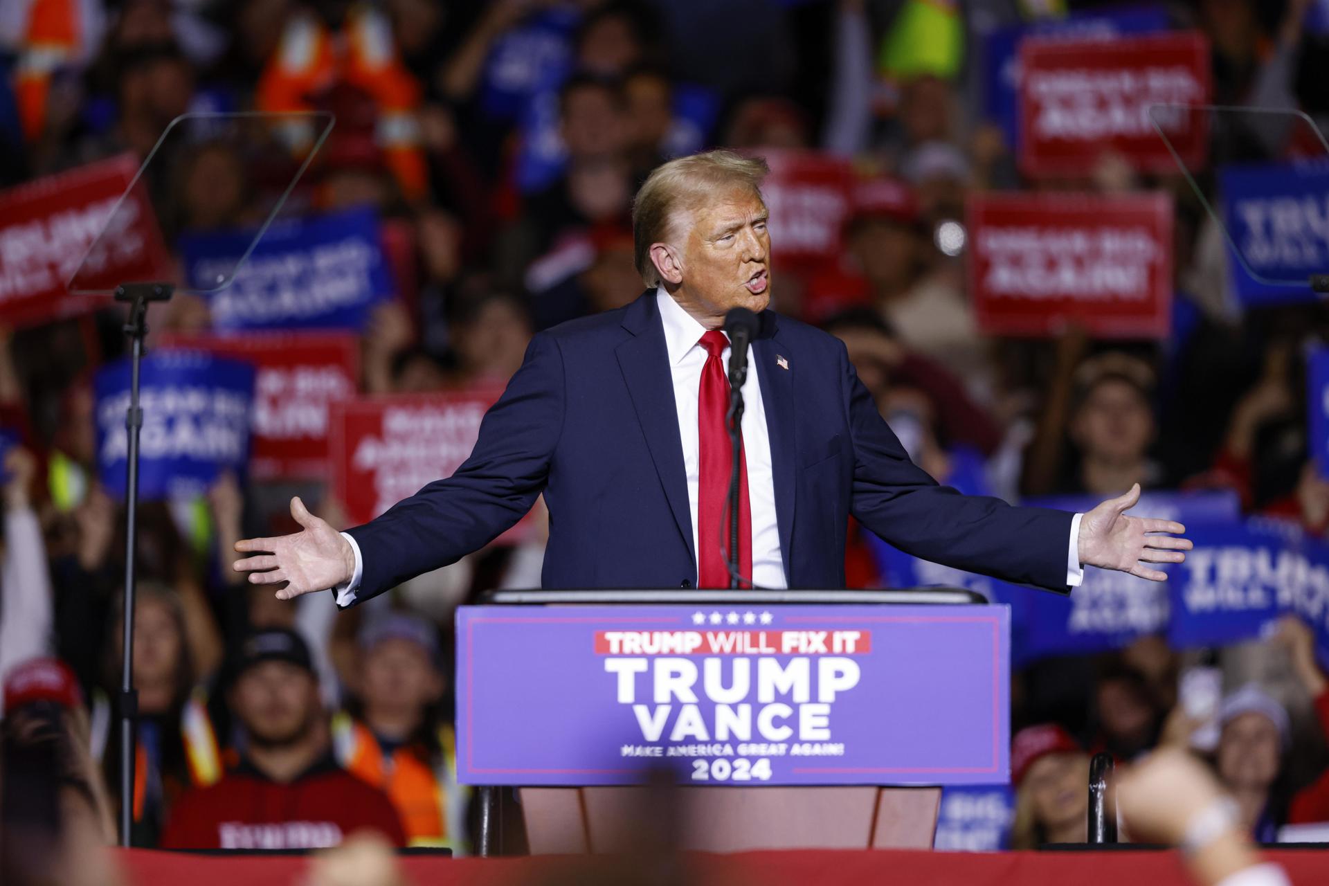 Fotografía de archivo del 1 de noviembre de 2024 del candidato presidencial republicano Donald J. Trump hablando durante un evento de campaña en el Fiserv Forum en Milwaukee (Estados Unidos). EFE/EPA/JEFFREY PHELPS
