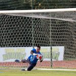 El jugador de la selección de Paraguay, Roberto Fernandez, participa en un entrenamiento en el Centro de Alto Rendimiento (Carde) en Ypané (Paraguay). EFE/ Juan Pablo Pino