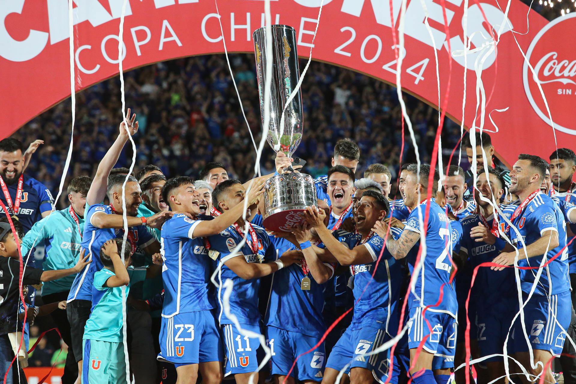 Jugadores de Universidad de Chile celebran este miércoles la conquista de la Copa de Chile. EFE/ Jorge Díaz
