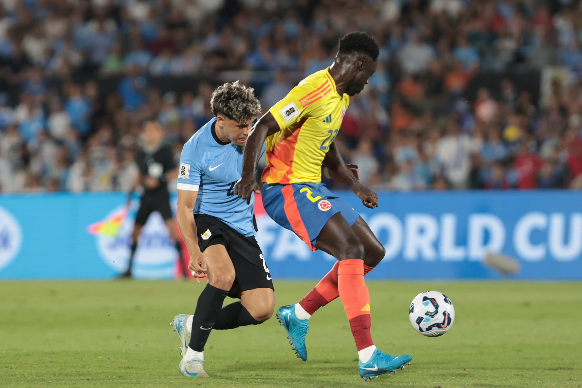 Maximiliano Araújo (i) de Uruguay disputa el balón con Davinson Sánchez de Colombia durante un partido de las eliminatorias sudamericanas al Mundial de Fútbol 2026. EFE/ Gastón Britos
