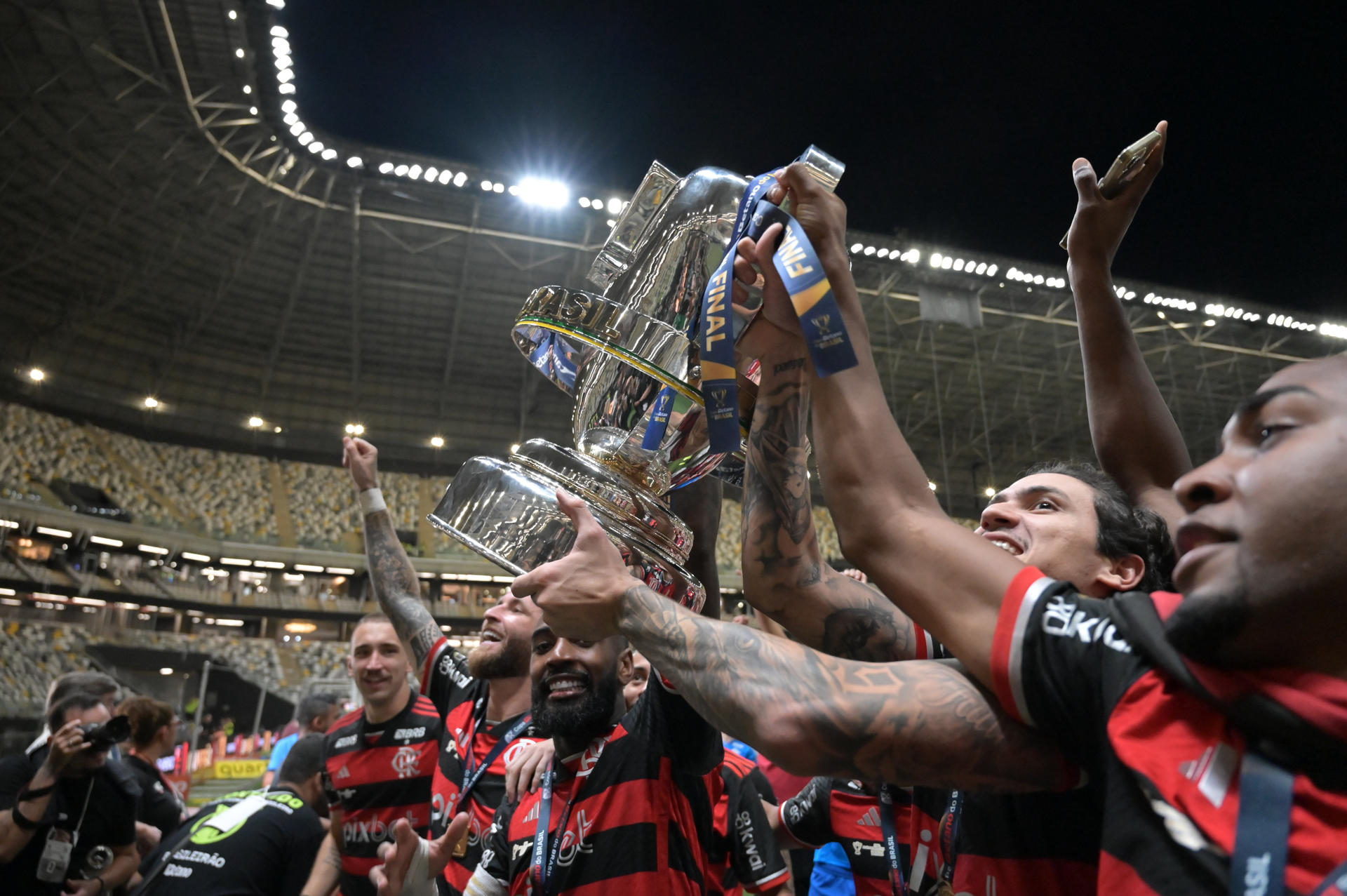 .Jugadores de Flamengo celebran este domingo la conquista de la Copa do Brasil en el estadio Arena MRV, en Belo Horizonte. EFE/ Joao Guilheme
