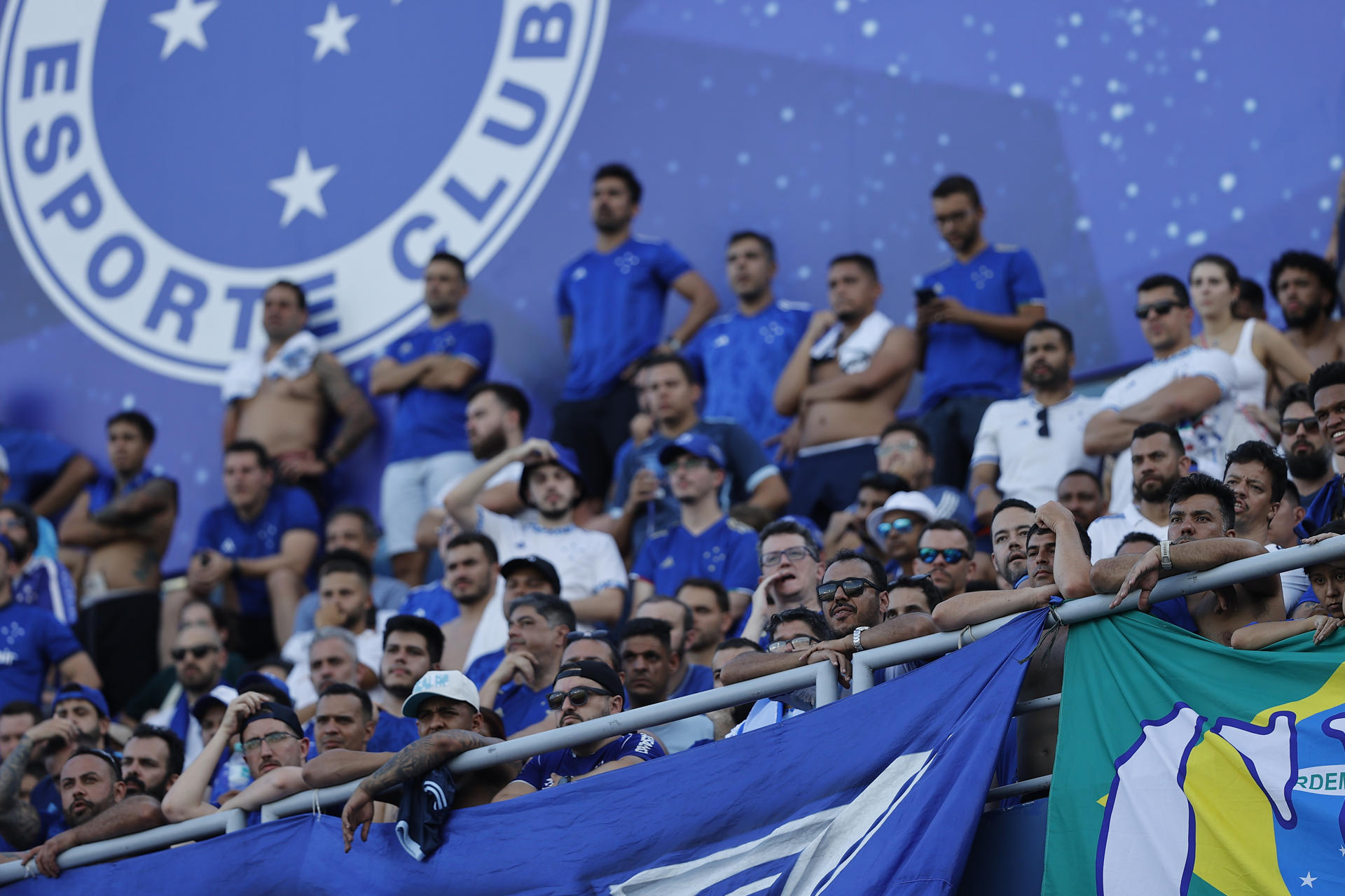 Los hinchas de Cruzeiro que llegaron a Asunción hicieron un contrapeso importante a los de Racing durante el partido de la final de la Copa Sudamericana en el estadio asunceno General Pablo Rojas. EFE/ Juan Pablo Pino
