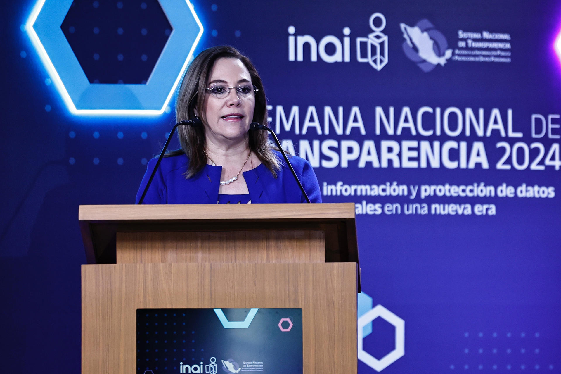 La comisionada del Instituto Nacional de Transparencia, Acceso a la Información y Protección de Datos Personales (INAI) Blanca Lilia Ibarra Cadena, habla durante la inauguración de la semana de la transparencia, este lunes en Ciudad de México (México). EFE/Sáshenka Gutiérrez
