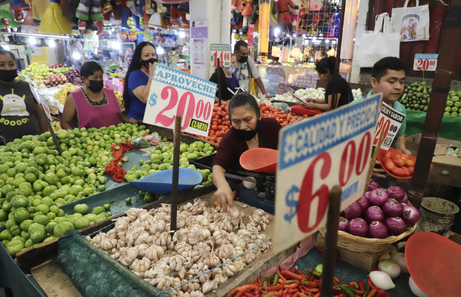 Comerciantes ofrecen sus productos en el Mercado Jamaica, en la Ciudad de México (México). Imagen de archivo. EFE/Isaac Esquivel