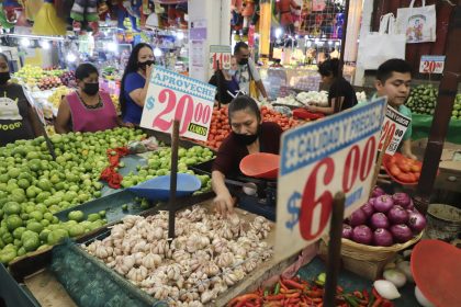 Comerciantes ofrecen sus productos en el Mercado Jamaica, en la Ciudad de México (México). Imagen de archivo. EFE/Isaac Esquivel