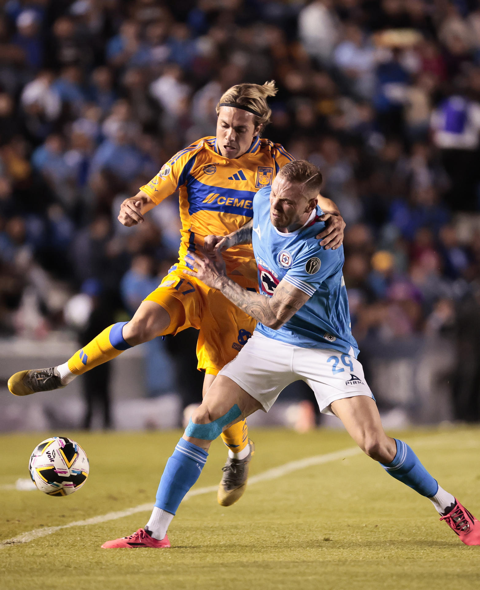 Carlos Rotondi (d), de Cruz Azul, disputa el balón con Francisco Córdova (i), de Tigres, este sábado en partido de la última jornada de la fase regular del Torneo Apertura jugado en el estadio Ciudad de los Deportes de la capital mexicana. EFE/José Méndez
