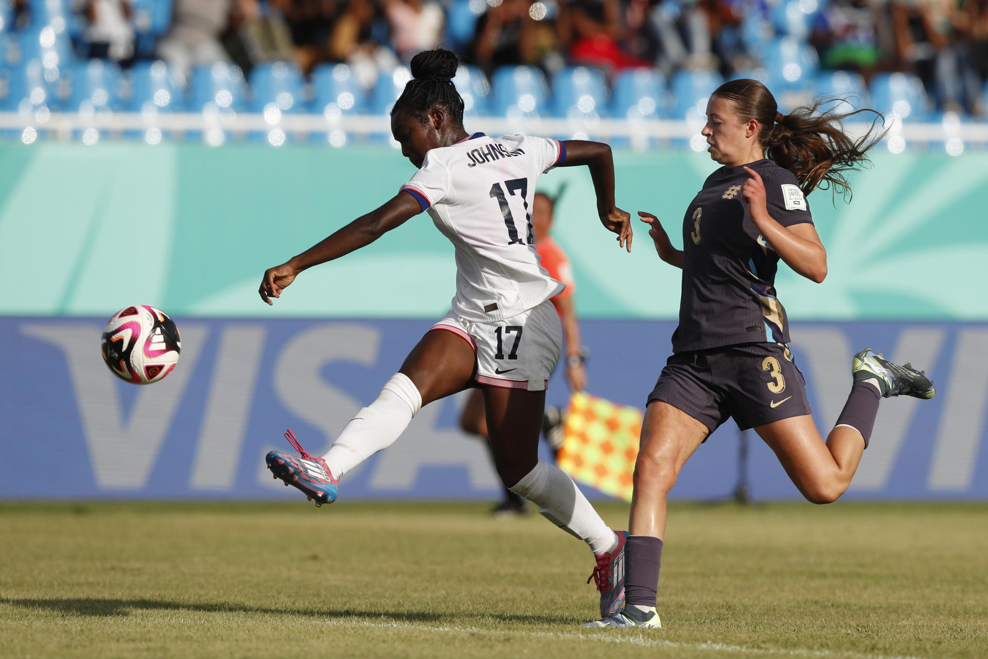 Micayla Johnson (i), de Estados Unidos, avanza ante la marca de la inglesa Rachel Maltby en el partido jugado en Santo Domingo. EFE/ Diana Sánchez
