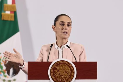 La presidenta de México Claudia Sheinbaum, participa este jueves durante una rueda de prensa en Palacio Nacional de la Ciudad de México (México). EFE/José Méndez