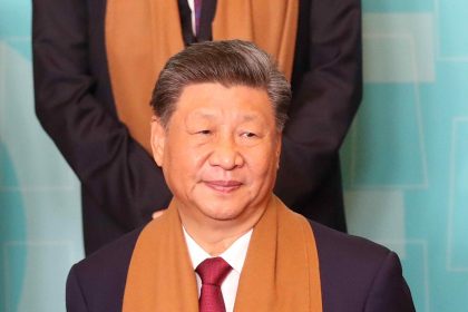 El presidente de China Xi Jinping, posa durante la toma de la foto oficial de los lideres de las economías APEC, este sábado, en Lima (Perú). EFE/ Paolo Aguilar