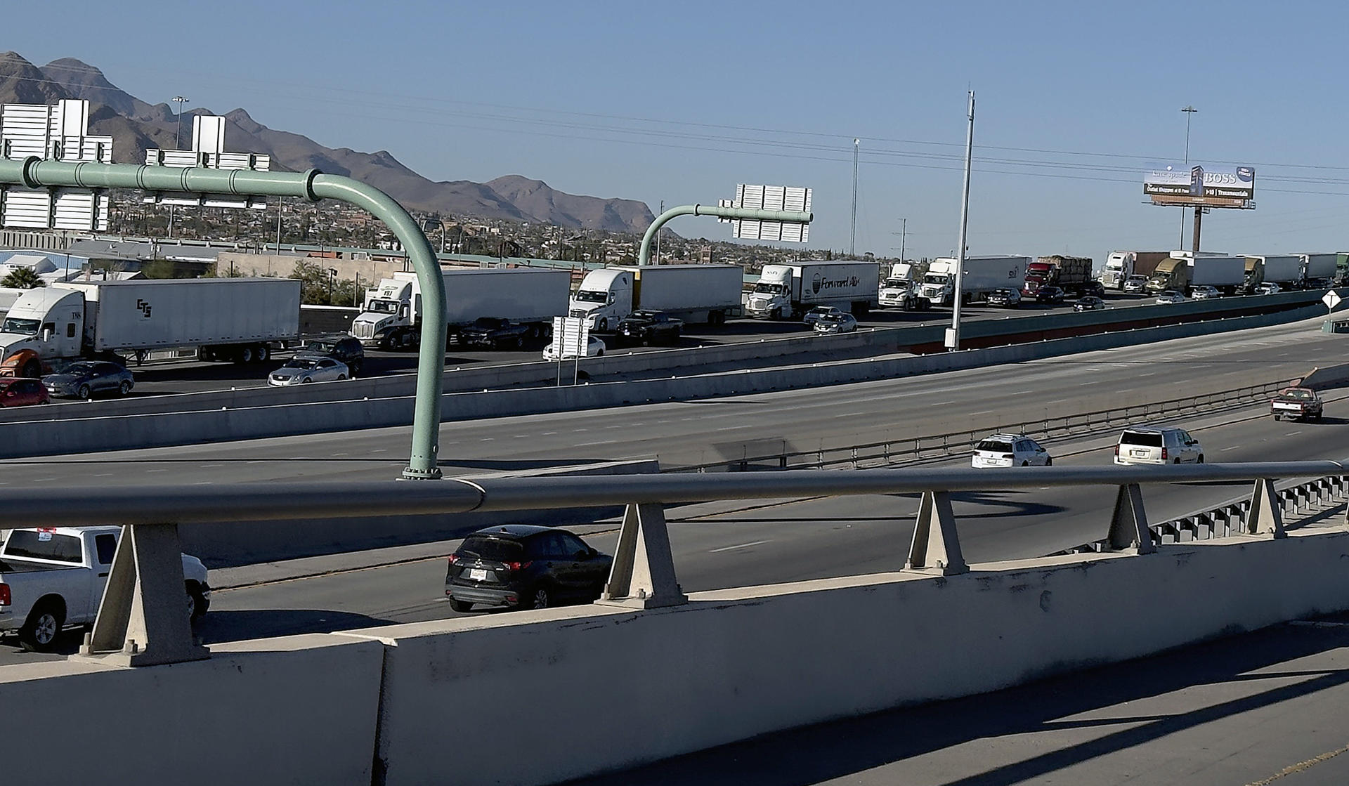 Tractocamiones de importación y exportación vuelven de El Paso, Texas por el puente Internacional Córdova de las Américas, el 15 de noviembre de 2024 en Ciudad Juárez Chihuahua (México). EFE/ Luis Torres
