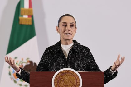 La presidenta de México, Claudia Sheinbaum, habla durante una rueda de prensa este viernes en el Palacio Nacional de la Ciudad de México (México). EFE/José Méndez