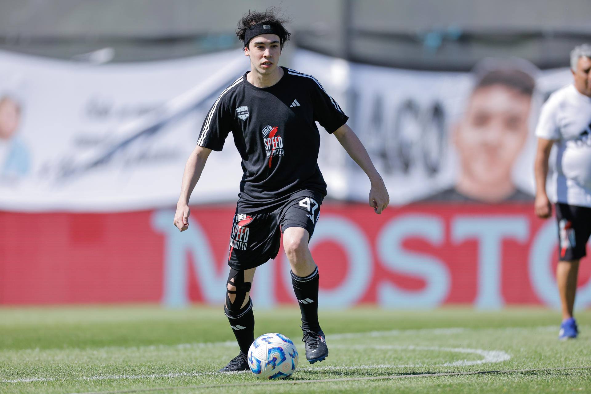 El 'streamer' argentino, Iván Buhajeruk, más conocido como Spreen, debuta en el Deportivo Riestra en un partido frente al Vélez Sarfield por Liga Argentina este lunes en Buenos Aires. EFE/Juan Ignacio Roncoroni
