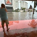 Un hombre observa una zona inundada en el balneario de Cancún, en Quintana Roo (México). EFE/ Alonso Cupul