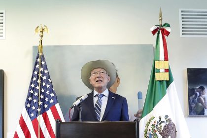 El embajador de Estados Unidos en México, Ken Salazar, habla durante una conferencia de prensa este miércoles, en Ciudad de México (México). EFE/ Mario Guzmán