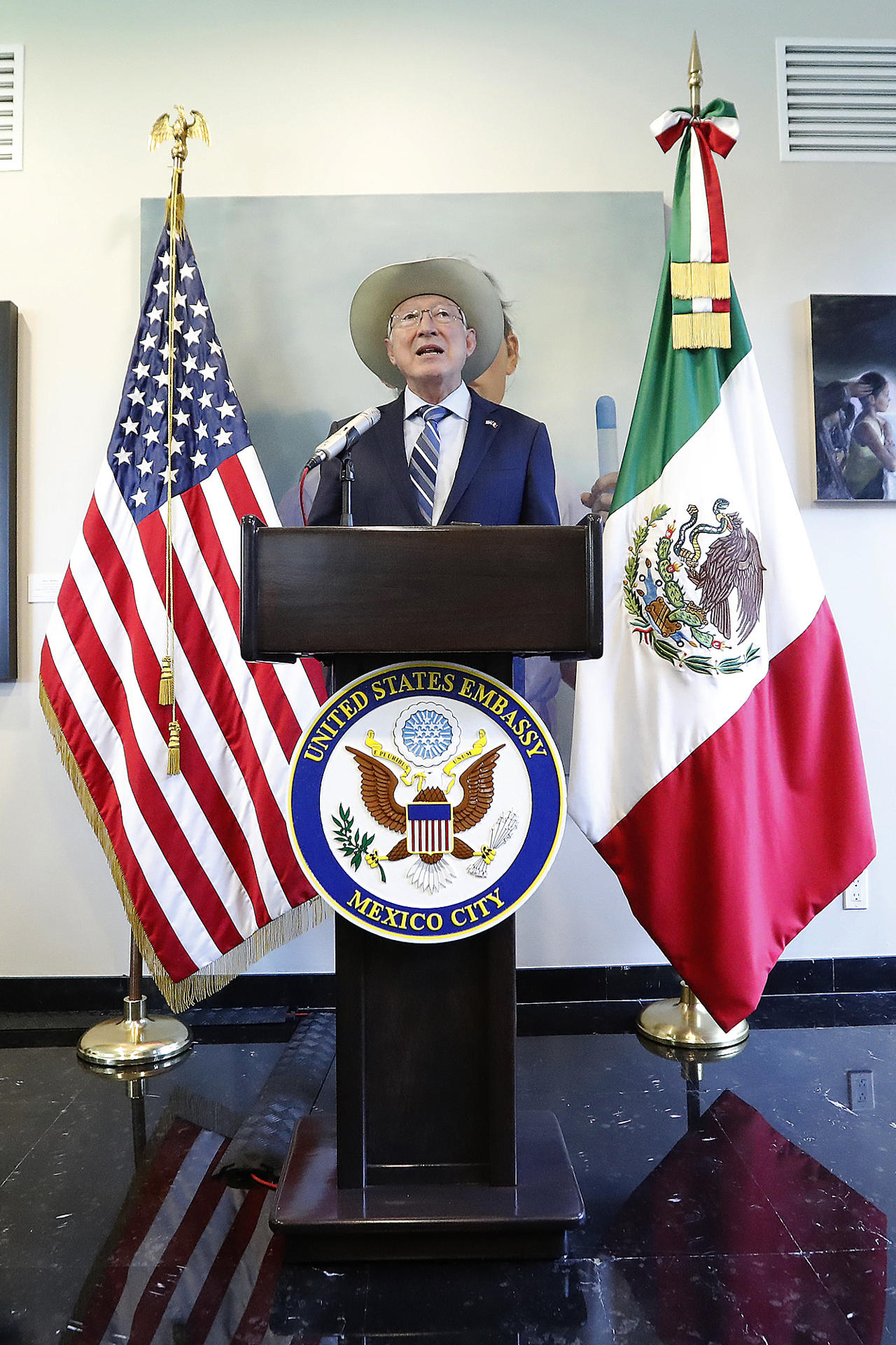 El embajador de Estados Unidos en México, Ken Salazar, habla durante una conferencia de prensa este miércoles, en Ciudad de México (México). EFE/ Mario Guzmán