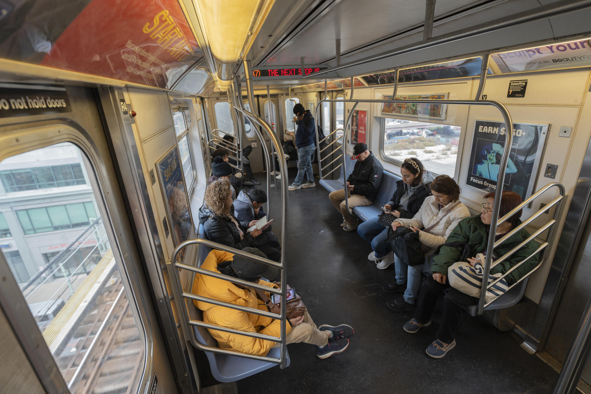 Personas viajan en el vagón de un tren de la línea 7 el 14 de noviembre de 2024, en Nueva York (Estados Unidos). EFE/ Ángel Colmenares
