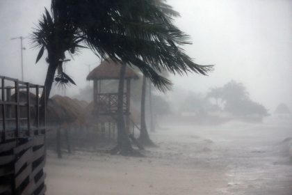 Fotografía de archivo del oleaje y fuertes vientos en Cancún (México). EFE/ Alonso Cupul