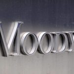 Fotografía de archivo del logo corporativo de Moody's, en la sede de la Agencia, en Nueva York (Estados Unidos). EFE/ANDREW GOMBERT