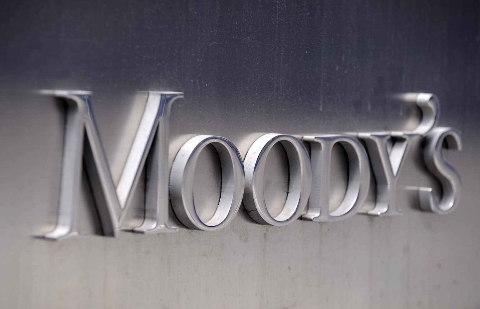 Fotografía de archivo del logo corporativo de Moody's, en la sede de la Agencia, en Nueva York (Estados Unidos). EFE/ANDREW GOMBERT