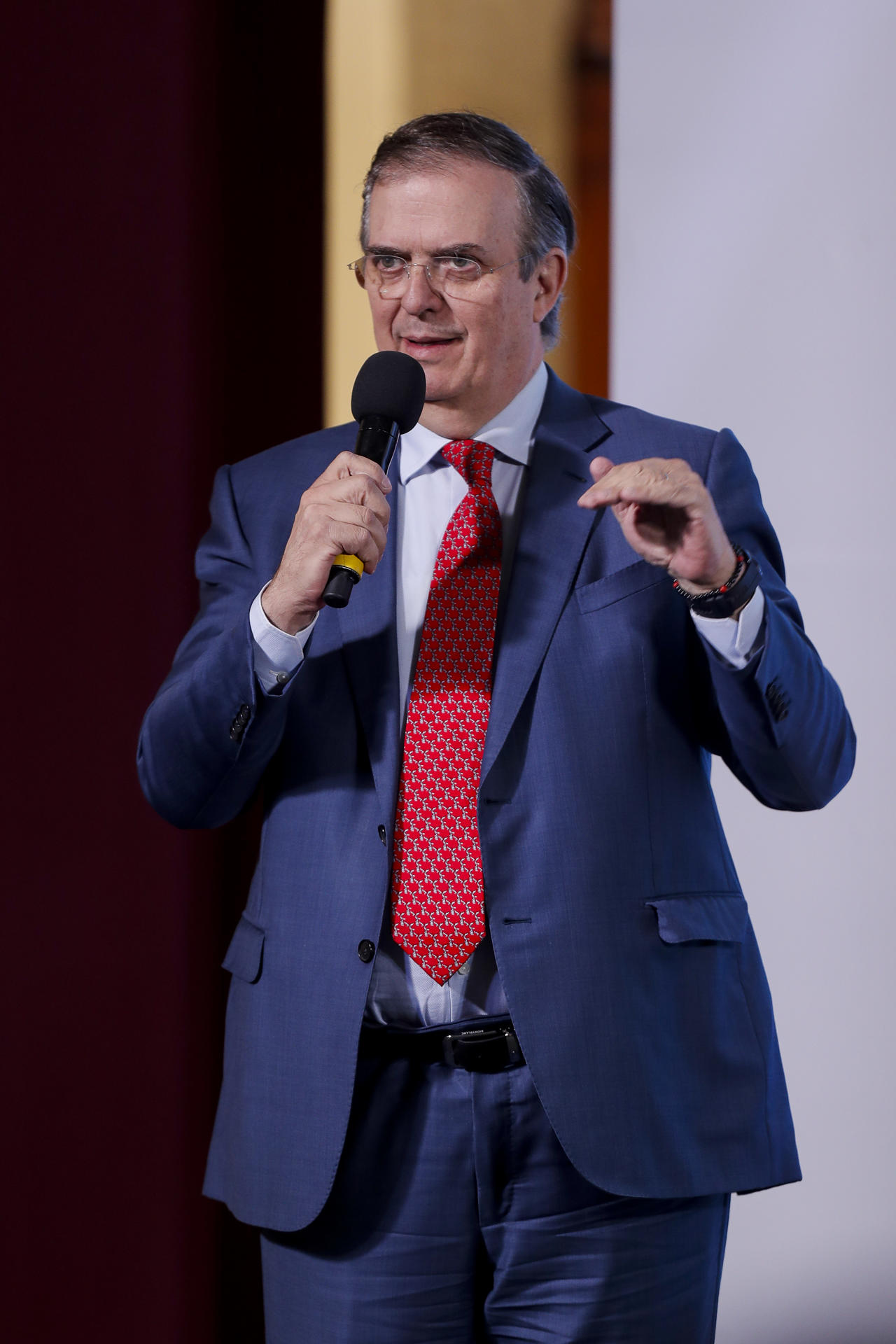 El secretario de Economía, Marcelo Ebrard, participa este martes durante una conferencia de prensa de la presidenta de México Claudia Sheinbaum en Palacio Nacional, de la Ciudad de México (México). EFE/ Isaac Esquivel
