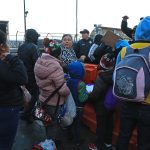 Fotografía del 18 de noviembre de 2024 de personas en una fila para cruzar la frontera hacia Estados Unidos, en el Puente Internacional Paso del Norte en Ciudad Juárez en Chihuahua (México). EFE/ Luis Torres