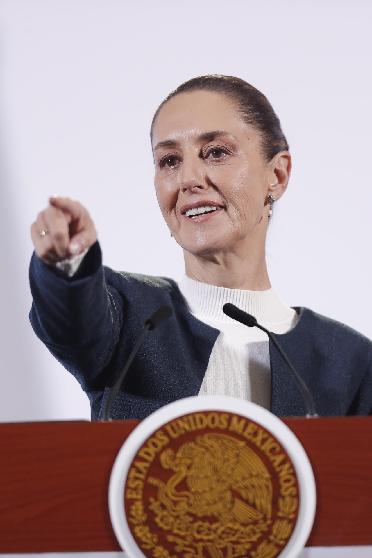 La presidenta de México, Claudia Sheinbaum habla durante su rueda de prensa matutina en Palacio Nacional este miércoles, en Ciudad de México (México). EFE/ Isaac Esquivel
