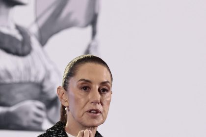 La presidenta de México, Claudia Sheinbaum, habla durante una rueda de prensa este viernes en Palacio Nacional de la Ciudad de México (México). EFE/José Méndez