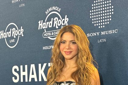 Fotografía de archivo de la cantante colombiana Shakira posando en la alfombra del evento de lanzamiento de su último álbum de estudio en el Hard Rock Hotel en Hollywood, en las afueras de Miami, Florida (EE.UU.). EFE/ Alicia Civita