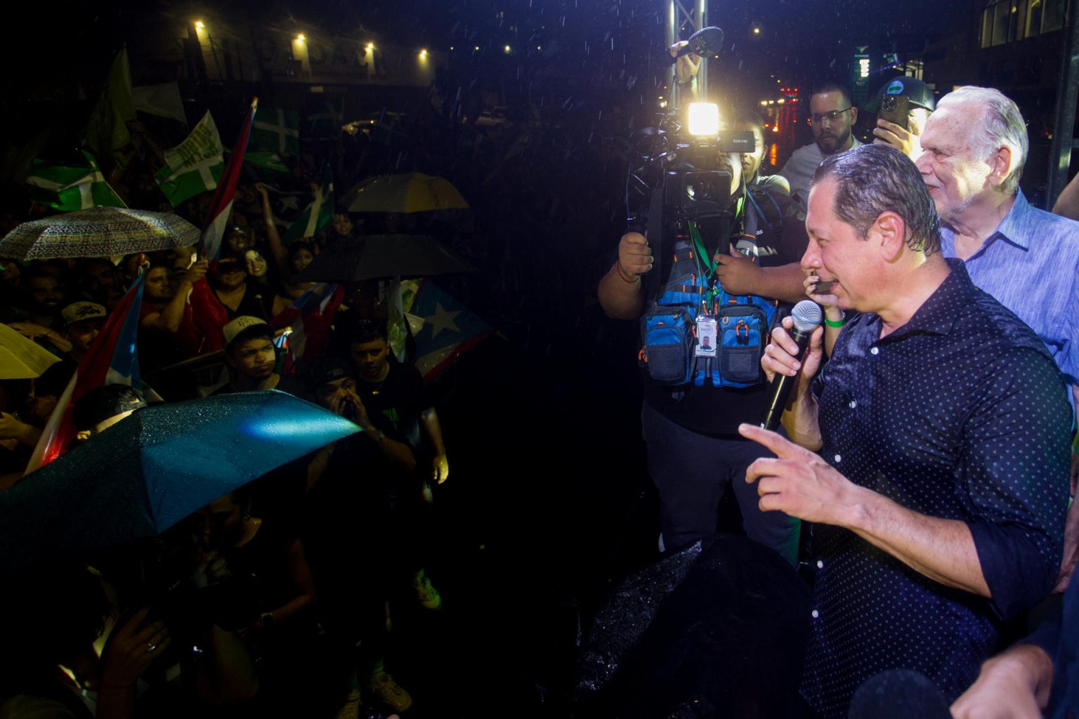 Juan Dalmau del Partido Independentista de Puerto Rico habla frente a sus seguidores este martes, en San Juan (Puerto Rico). EFE/ Thais Llorca