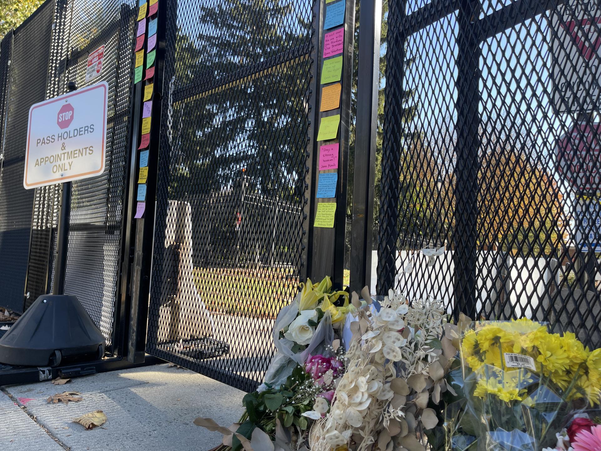 Fotografía de flores y mensajes en la entrada de la residencia oficial de la vicepresidenta de Estados Unidos y candidata demócrata a la Casa Blanca, Kamala Harris, este viernes en el Observatorio Naval de Estados Unidos en Washington (Estados Unidos). EFE/ Esteban Capdepon
