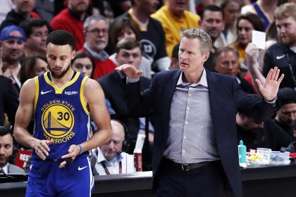 Foto de archivo del técnico Steve Kerr (d) junto a Stephen Curry, la estrella de los Golden State Warriors. EFE/ John G. Mabanglo PROHIBIDO SU USO POR SHUTTERSTOCK