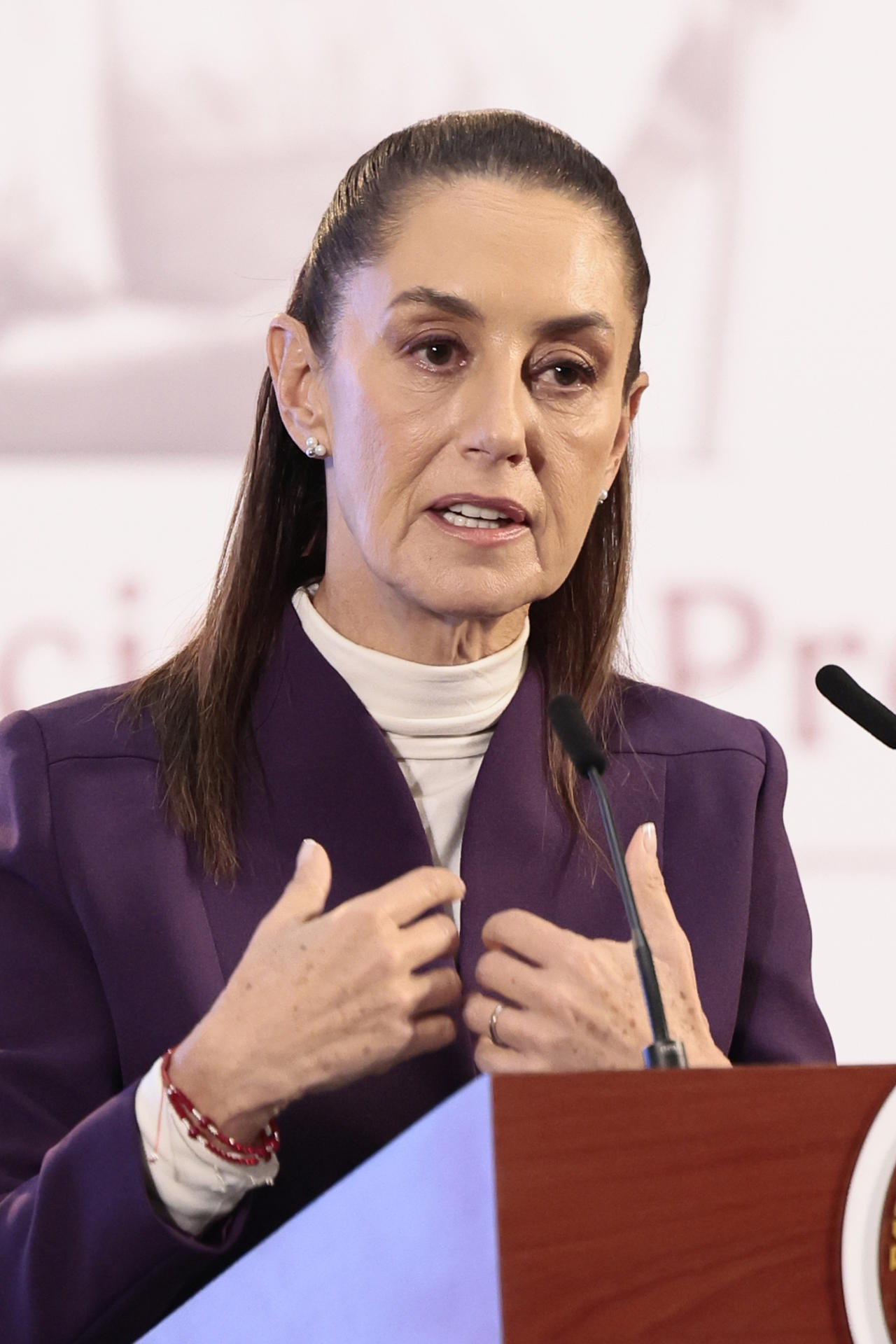 La presidenta de México, Claudia Sheinbaum, participa durante su conferencia de prensa matutina este lunes, en Palacio Nacional de Ciudad de México (México). EFE/José Méndez
