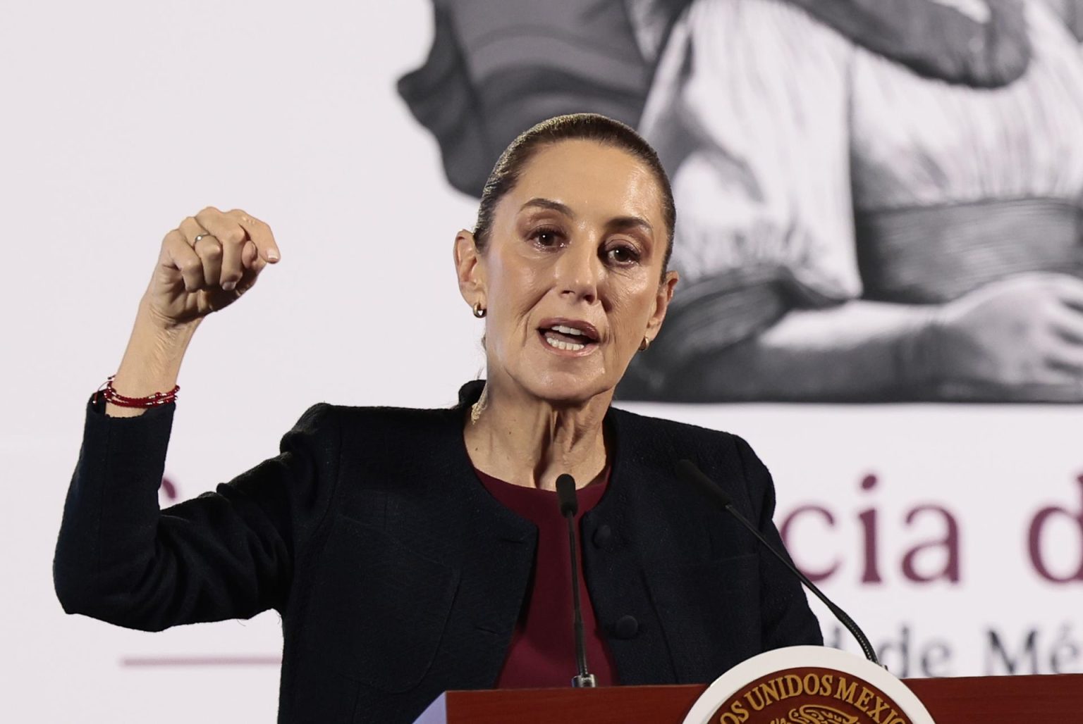 La presidenta de México, Claudia Sheinbaum. participa durante una rueda de prensa este viernes, en Palacio Nacional de la Ciudad de México (México). EFE/José Méndez