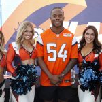 El ex jugador de los Denver Broncos de la NFL, Brandon Marshall (c), posa con porristas este domingo en una práctica del 'Flag Tochito' en Ciudad de México (México). EFE/ Mario Guzmán