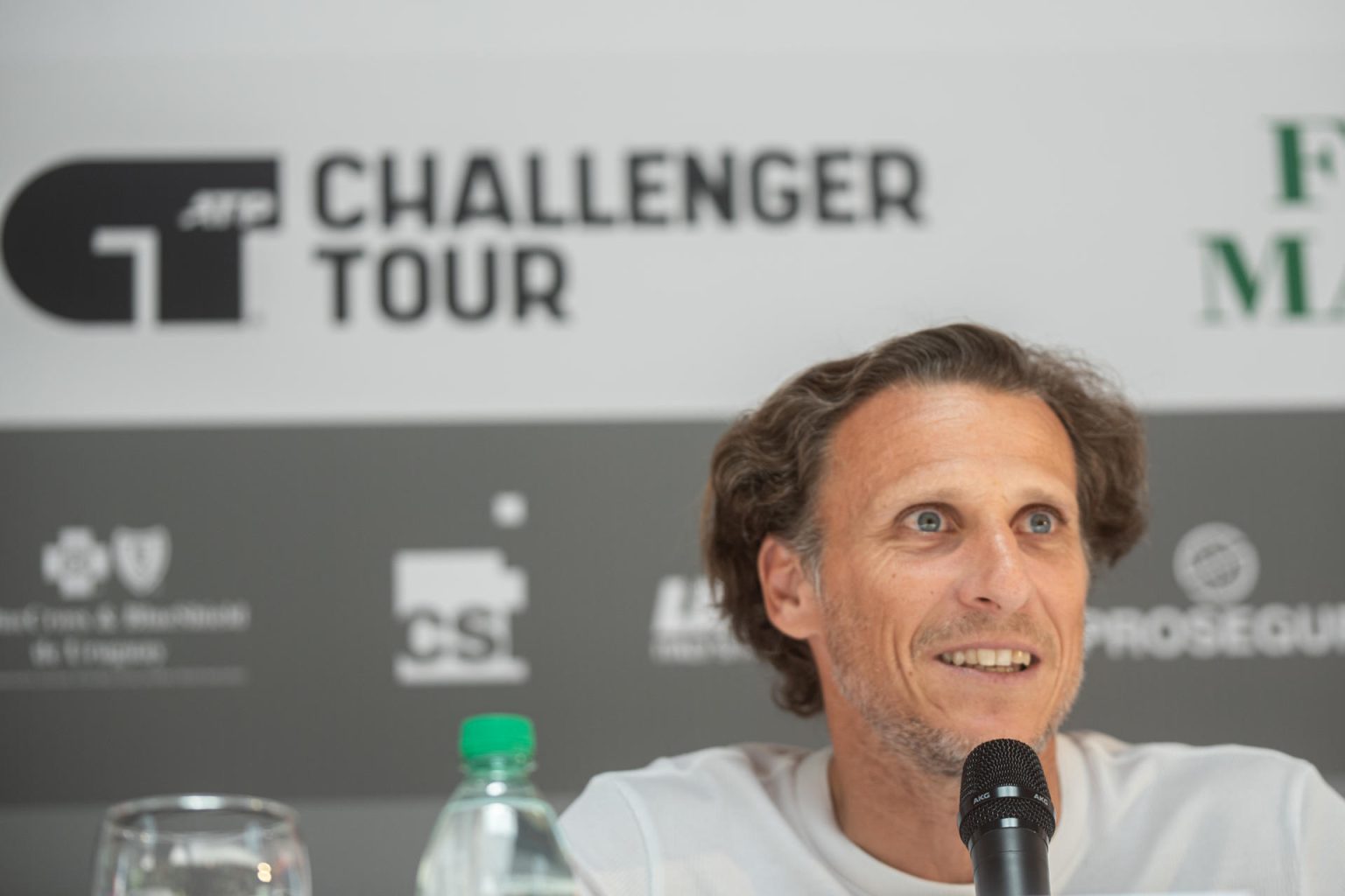 El exfutbolista Diego Forlán en rueda de prensa durante el lanzamiento del Abierto de Uruguay de tenis que se disputará desde el 11 de noviembre y en el que jugará. EFE/ Sofía Torres