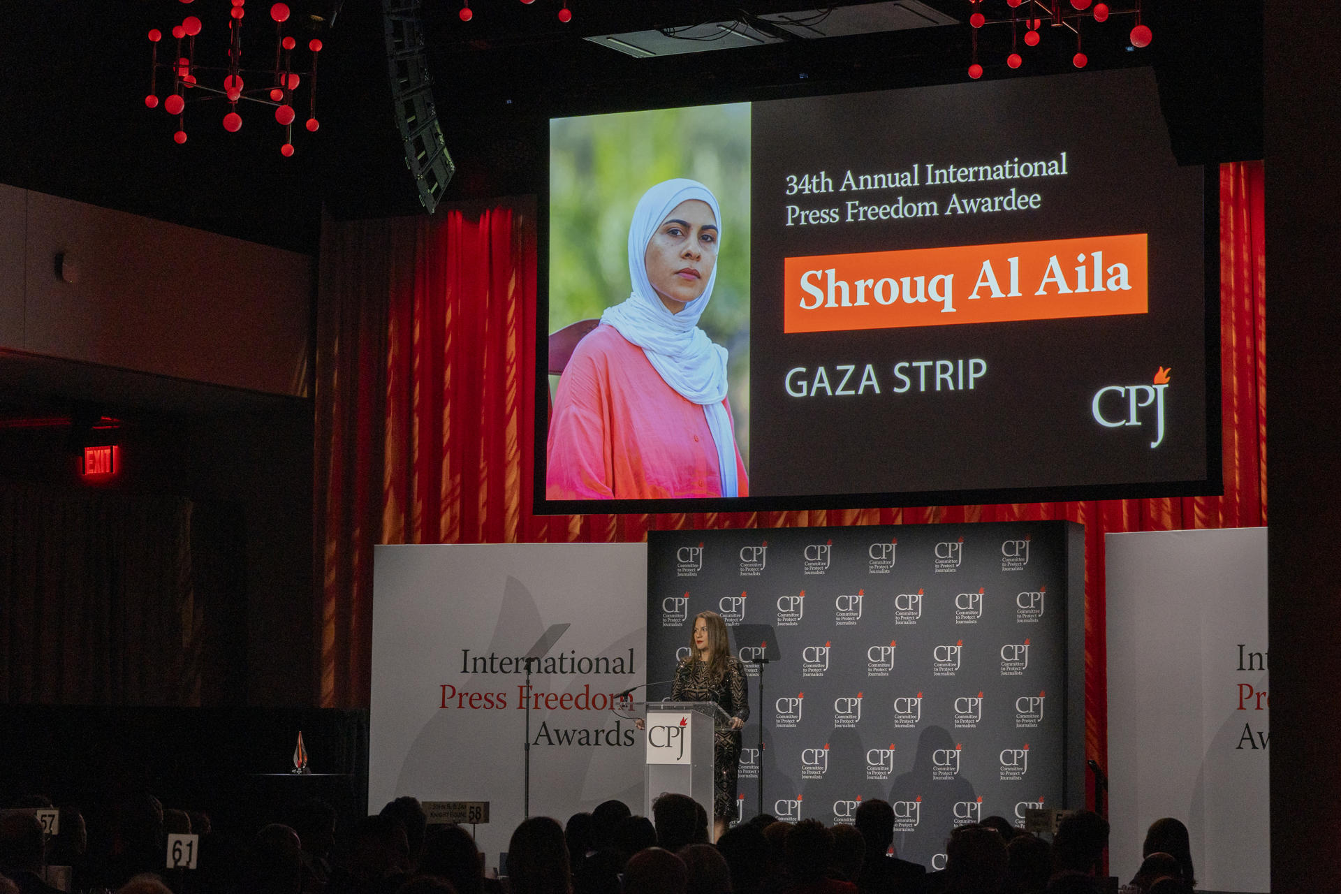 La periodista palestina, Shrouq Al Aila,(en pantalla) recibe el premio del comité de protección para los periodistas CPJ 2024 International Press Freedom Awards, este jueves, en Nueva York (Estados Unidos). EFE/ Ángel Colmenares
