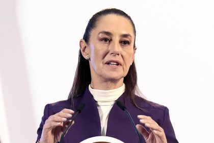 La presidenta de México, Claudia Sheinbaum, participa durante su conferencia de prensa matutina este lunes, en Palacio Nacional de Ciudad de México (México). EFE/José Méndez