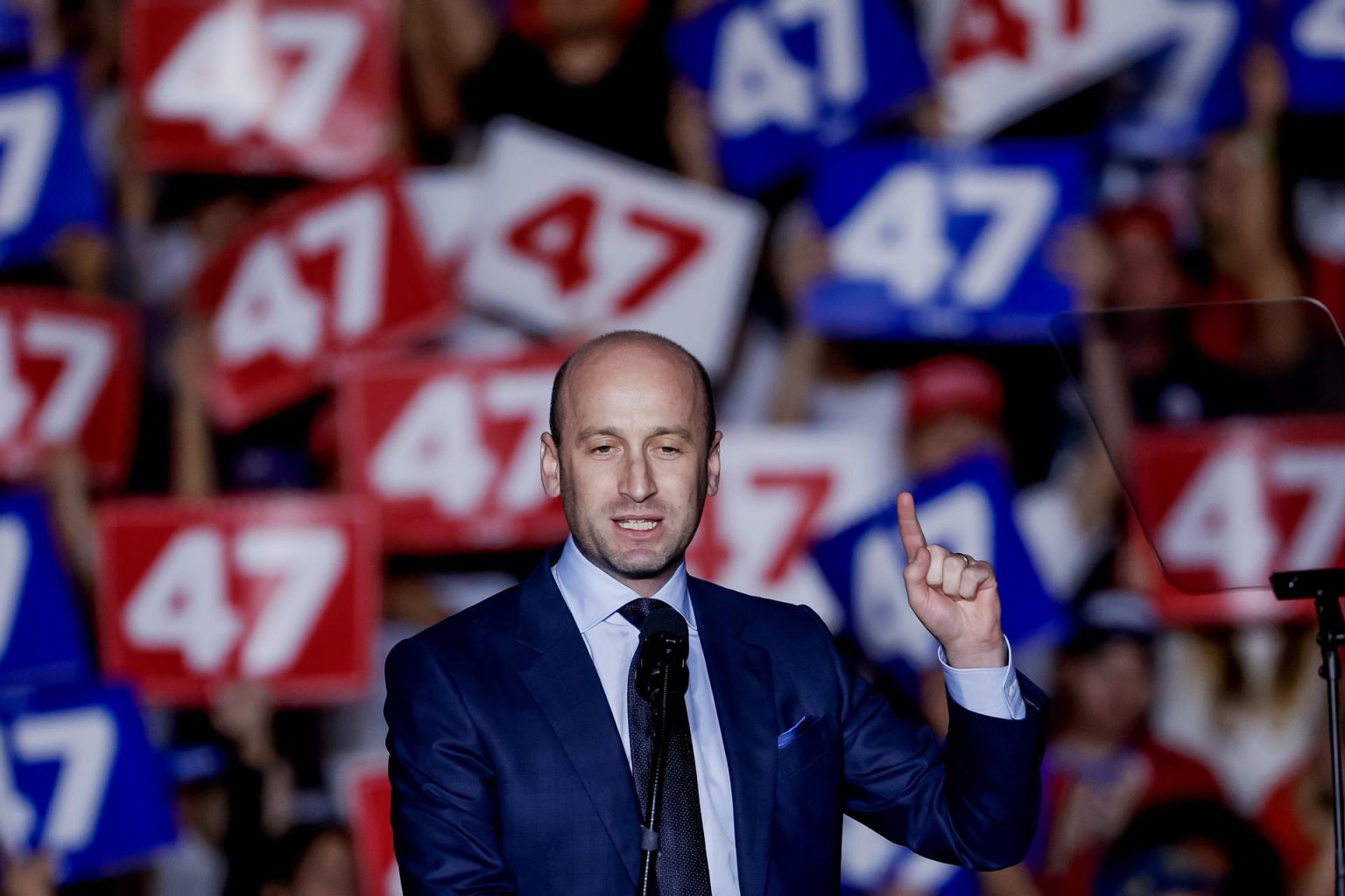 Fotografía de archivo del 28 de octubre 2024 del ex asesor de la Casa Blanca Stephen Miller durante un acto de campaña en McCamish Pavillion, en el campus de Georgia Tech en Atlanta, Georgia (Estados Unidos). EFE/EPA/ERIK S. LESSER