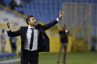 El director técnico de El Salvador, David Dóniga da indicaciones en un partido de la Copa Centroamericana. EFE/ Rodrigo Sura