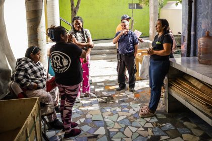 Migrantes permanecen en el albergue 'Ágape Misión Mundial' este domingo, en la ciudad de Tijuana (México). EFE/Joebeth Terríquez