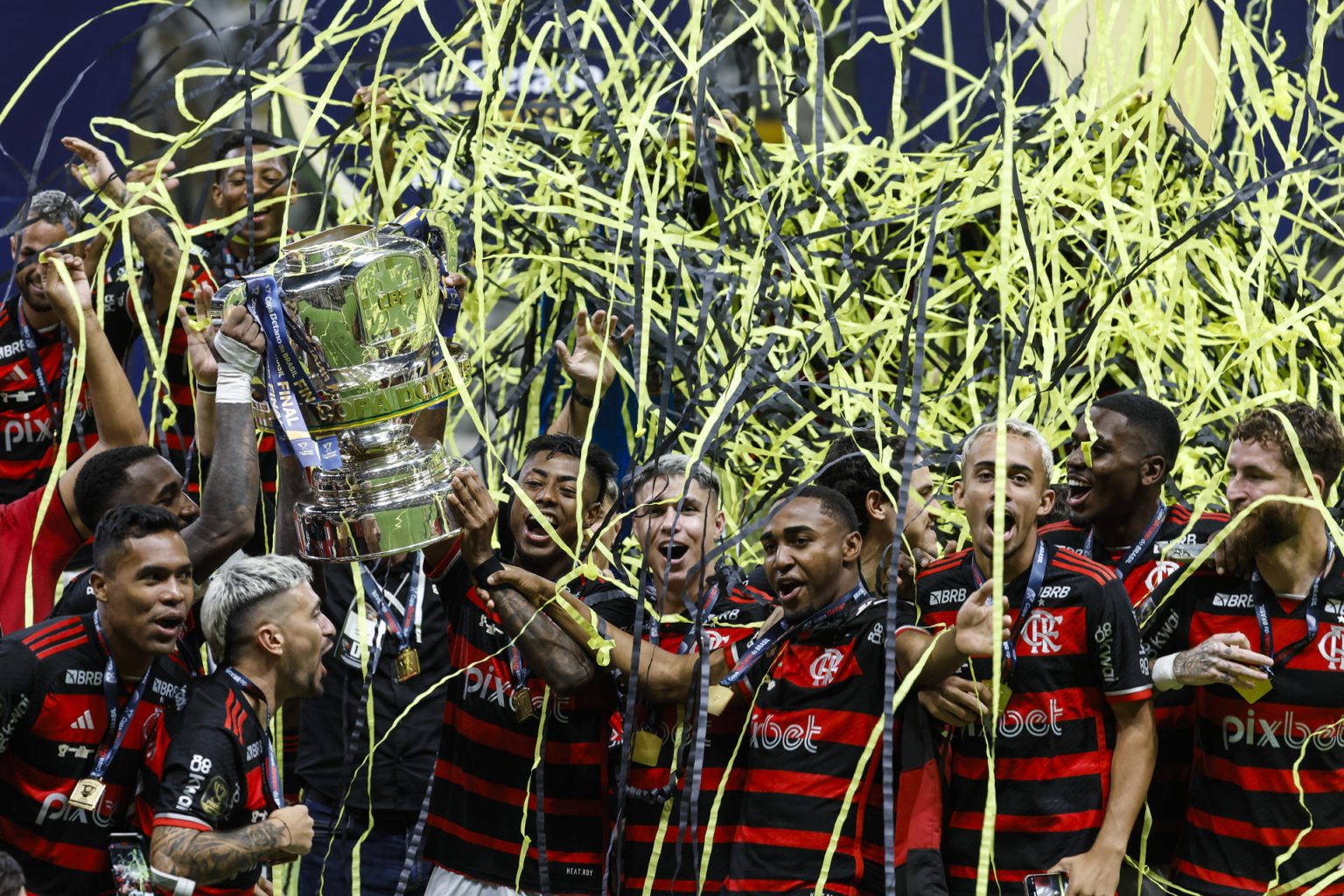 Jugadores de Flamengo celebran este domingo la conquista de la Copa do Brasil en el estadio Arena MRV, en Belo Horizonte. EFE/ Antonio Lacerda