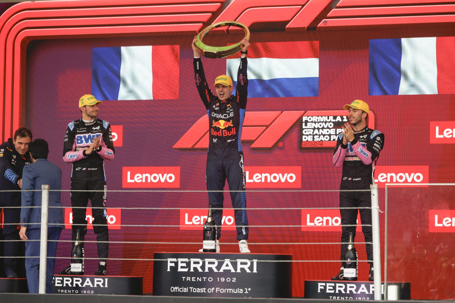 El neerlandés Max Vertapeppen (c) de Red Bull, celebra su victoria en el Gran Premio de Brasil. Completaron el podio los pilotos de Alpine, el francés Esteban Ocon (i) y el francés Pierre Gasly. EFE/ Isaac Fontana