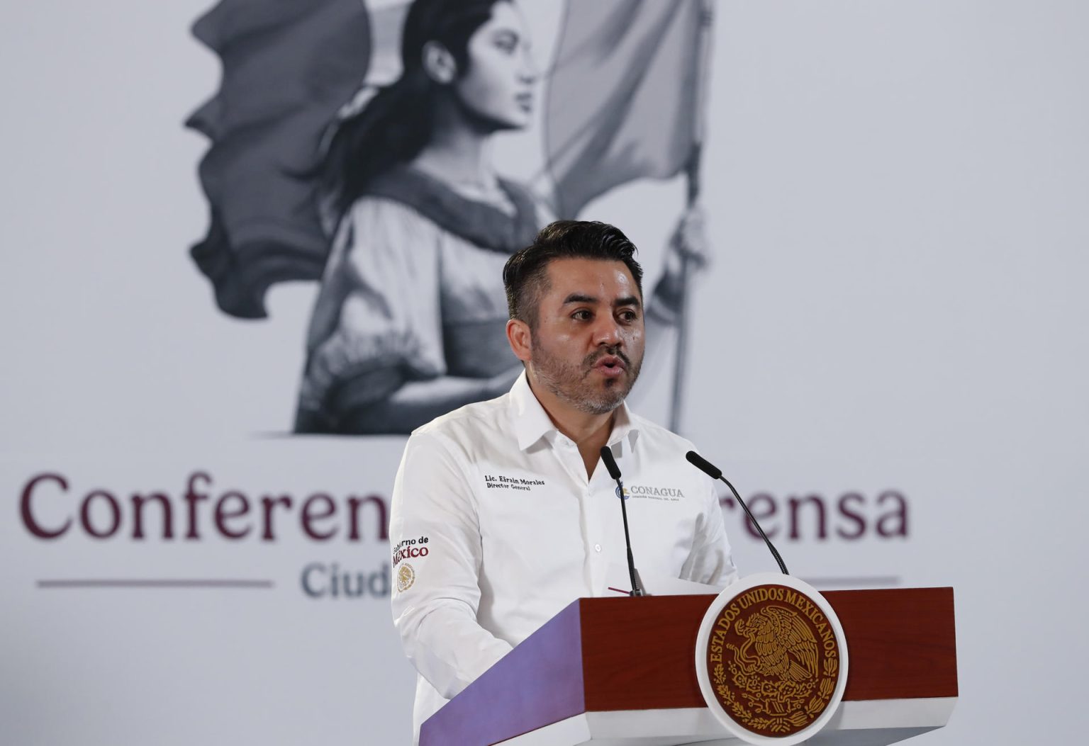 El director general de la Comisión Nacional del Agua (Conagua), Efraín Morales, participa durante la rueda de prensa de la presidenta de México, Claudia Sheinbaum, este jueves, en el Palacio Nacional de la Ciudad de México (México). EFE/ Mario Guzmán