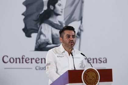 El director general de la Comisión Nacional del Agua (Conagua), Efraín Morales, participa durante la rueda de prensa de la presidenta de México, Claudia Sheinbaum, este jueves, en el Palacio Nacional de la Ciudad de México (México). EFE/ Mario Guzmán