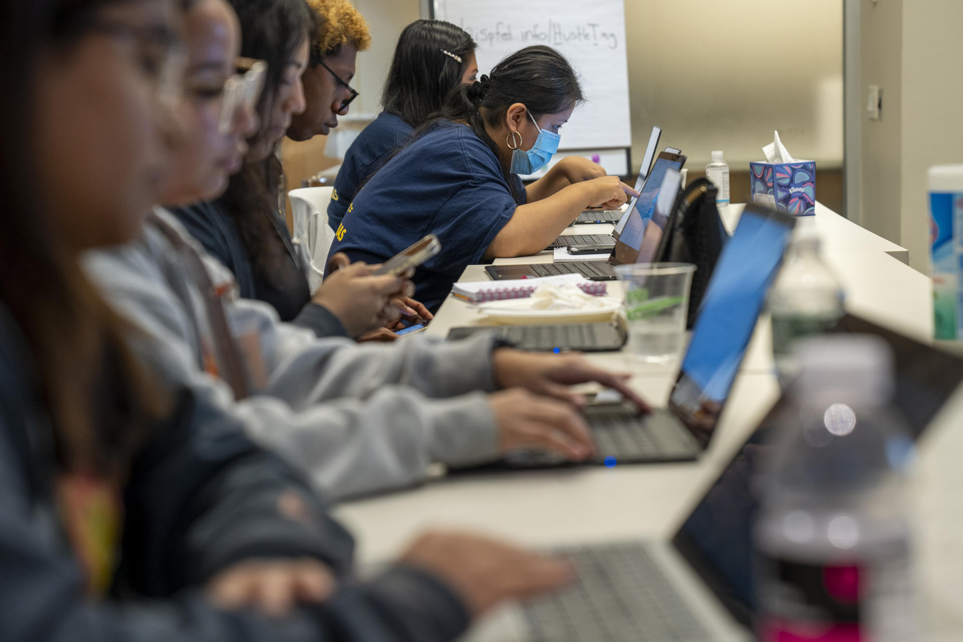 Voluntarios de la organización Hispanic Federation envian mensajes de texto días antes de los comicios electorales promoviendo la intención al voto este viernes, en Nueva York (Estados Unidos). EFE/ Ángel Colmenares
