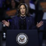 La candidata democrata a la presidencia de los Estados Unidos, la vicepresidenta de los Estados Unidos Kamala Harris, habla durante un acto de campaña este domingo, en East Lansing, Michigan (EE.UU.). EFE/EPA/CJ GUNTHER